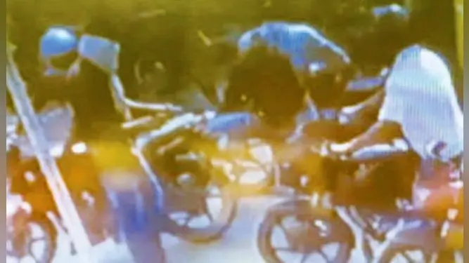 55 सेकेंड में पूर्व विधायक के कर्मी से 26 लाख रुपये लूट ले गये अपराधी, CCTV में कैद हुई वारदात