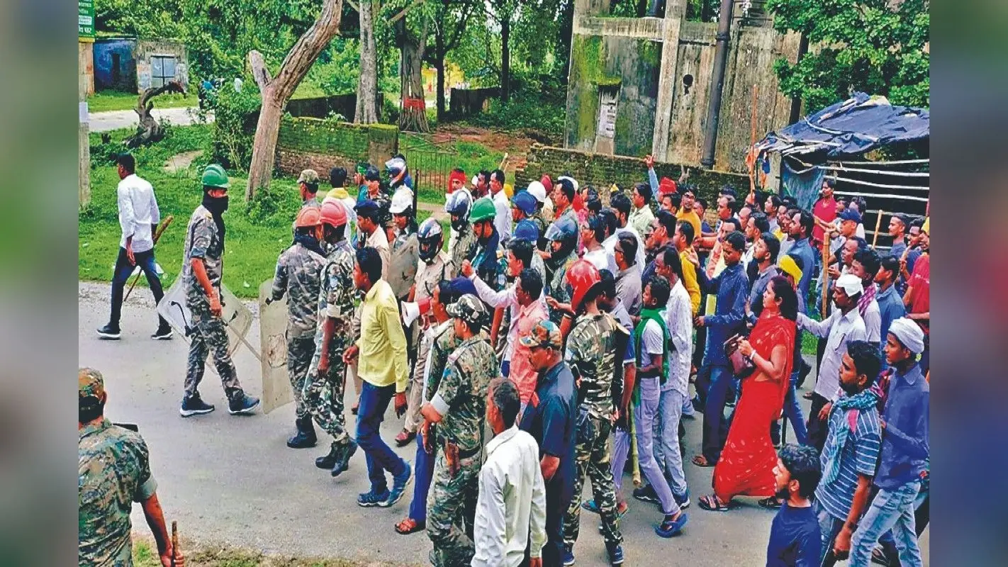सिंदरी में उपद्रव, पत्थर व लाठी-डंडे से हमले में तीन थानेदार घायल