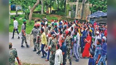 सिंदरी में उपद्रव, पत्थर व लाठी-डंडे से हमले में तीन थानेदार घायल