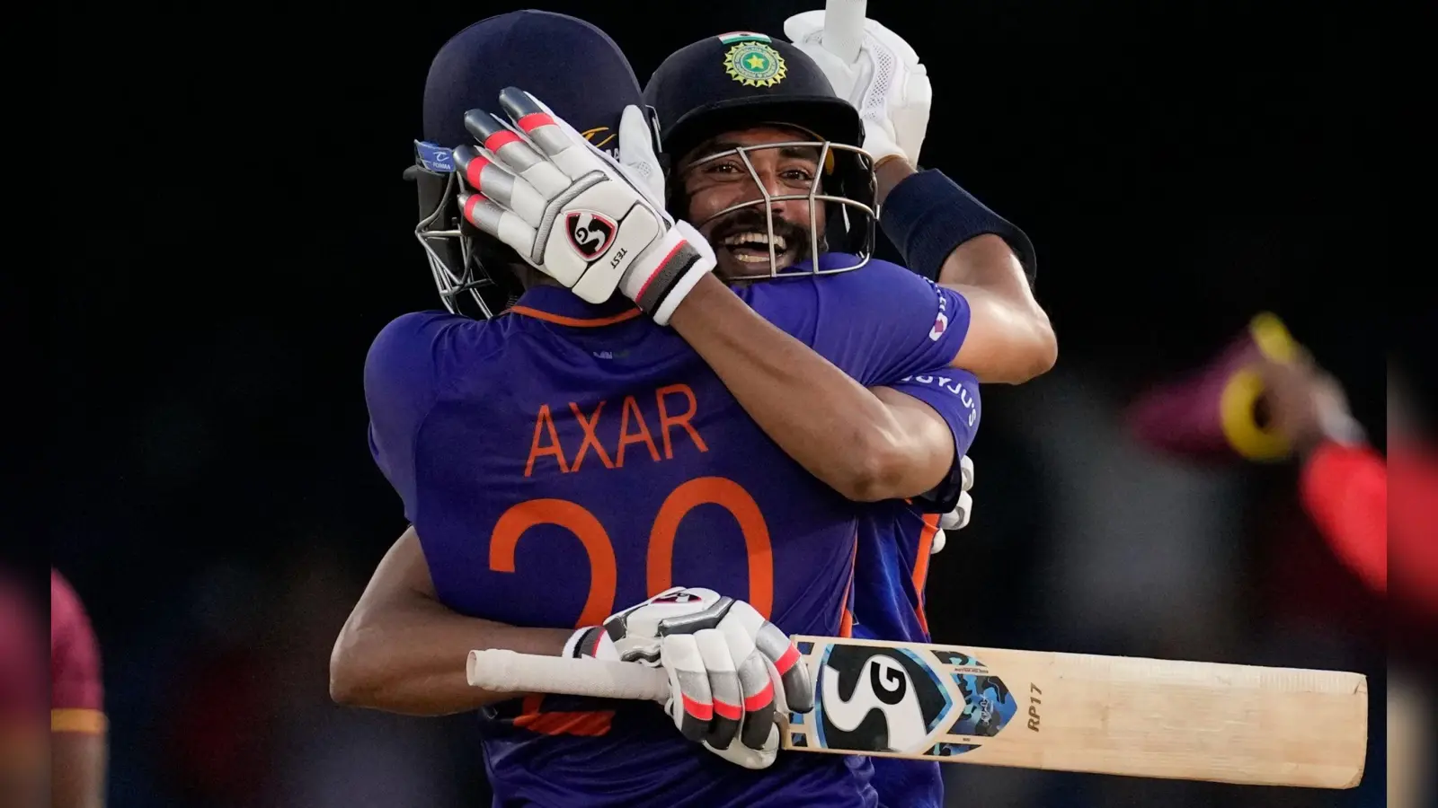 WI vs IND: अक्षर पटेल को देख मोहम्मद सिराज को भी आ गया था जोश, कहा- मैं भी छक्का मार दूंगा, VIDEO