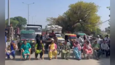 बरेली में निकाय चुनाव से पहले आक्रोशित महिलाओं ने जाम किया रोड, बीच सड़क पर निगम के खिलाफ जमकर की नारेबाजी
