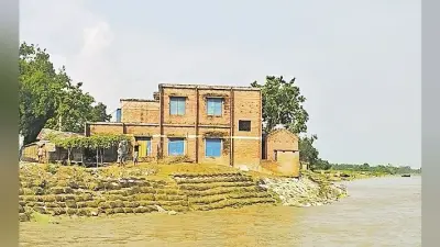 Bihar Flood News: कटाव के कारण कटिहार में सरकारी स्कूल के अस्तित्व पर खतरा, कभी भी हो सकता है ध्वस्त