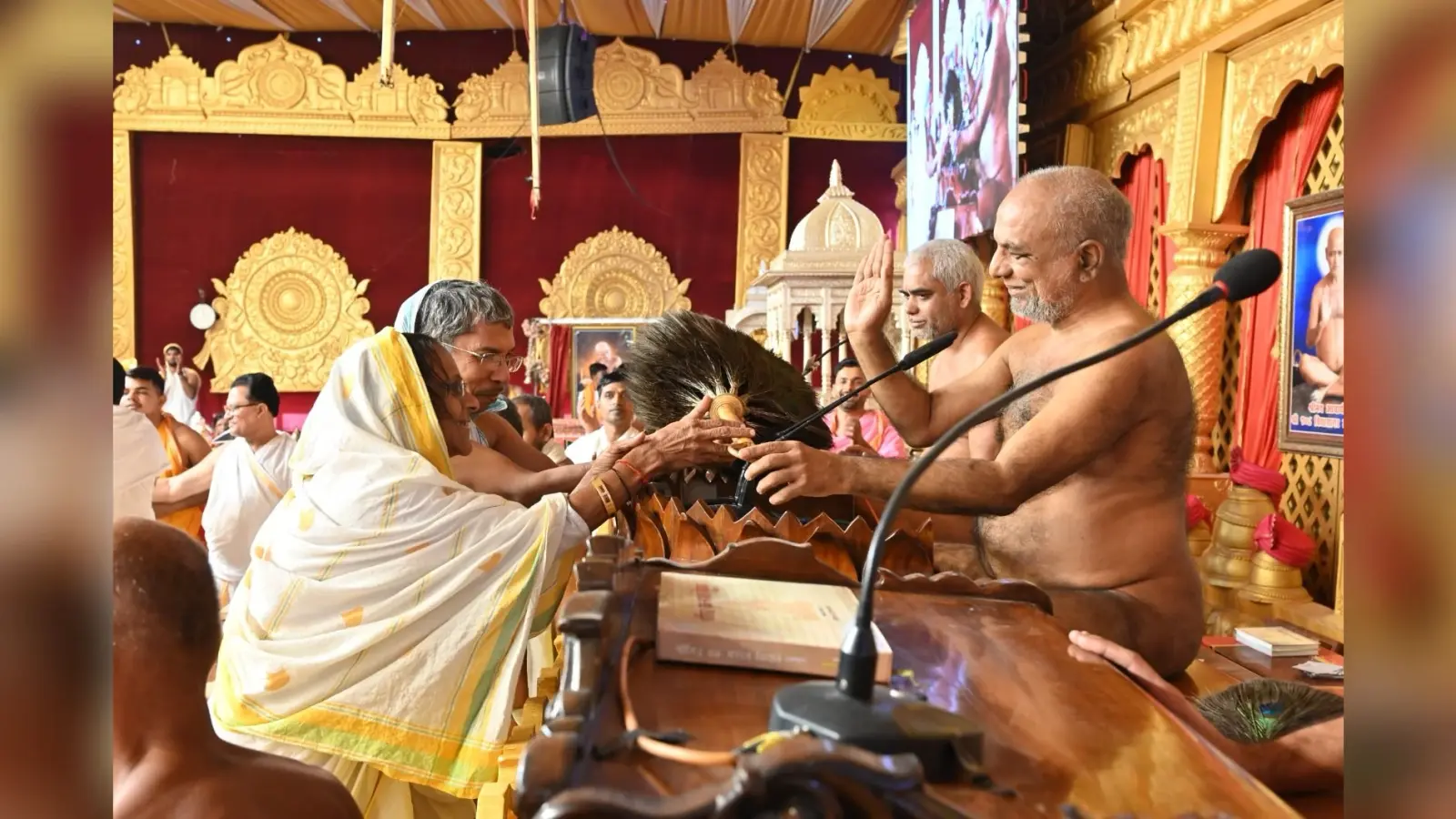गिरिडीह : तीन जैन मुनियों का हुआ पिच्छिका परिवर्तन, द्धालुओं ने मुनिश्री संध को नयी पिच्छिका प्रदान किया