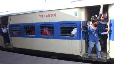 बिहार: दुर्गा पूजा के बाद स्टेशन पर यात्रियों की बढ़ी भीड़, ट्रेन में खड़े होकर सफर कर रहे लोग, देखें तस्वीरें