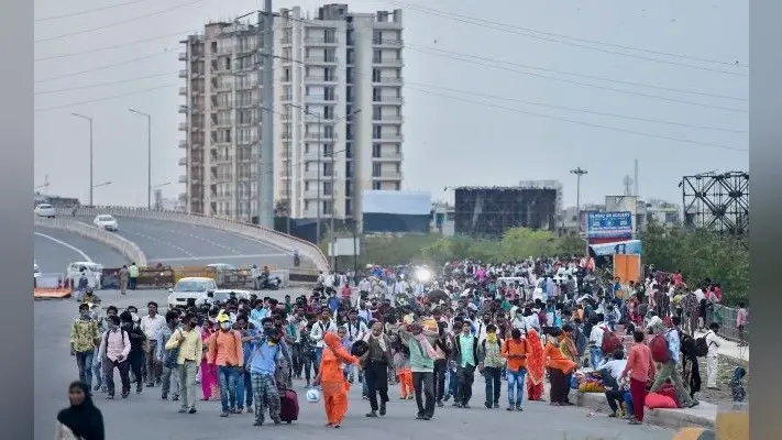 lockdown India : बीमारी पर भारी भूख, दिल्ली में भोजन के लिए हजारों कतारबद्ध