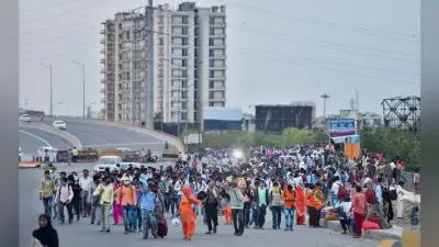 lockdown India : बीमारी पर भारी भूख, दिल्ली में भोजन के लिए हजारों कतारबद्ध