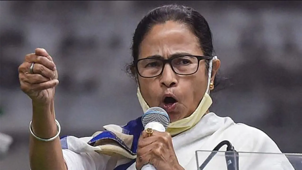 मंत्रियों-विधायकों की गिरफ्तारी से भड़कीं ममता बनर्जी सीबीआइ कार्यालय पहुंचीं, डीआइजी से बोंलीं- मुझे भी गिरफ्तार करो