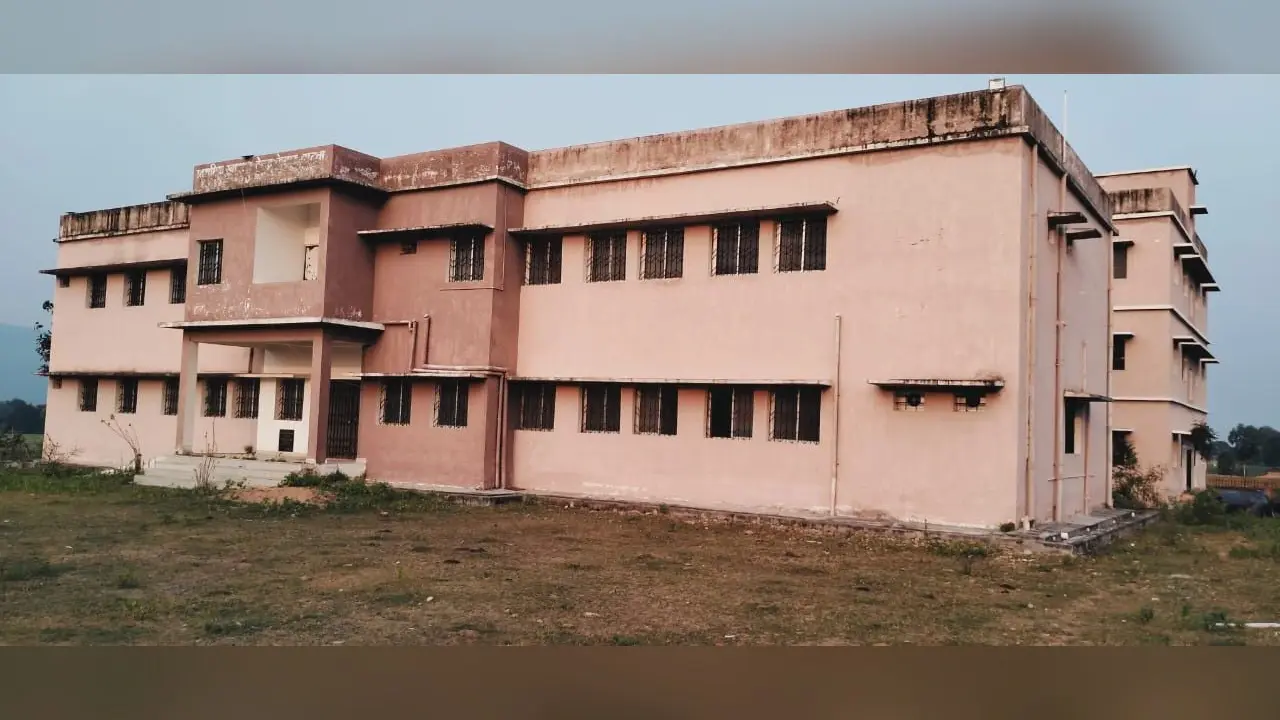 गढ़वा : डॉक्टर के अभाव में चार साल से बंद पड़ा है तीन करोड़ का स्वास्थ्य केंद्र