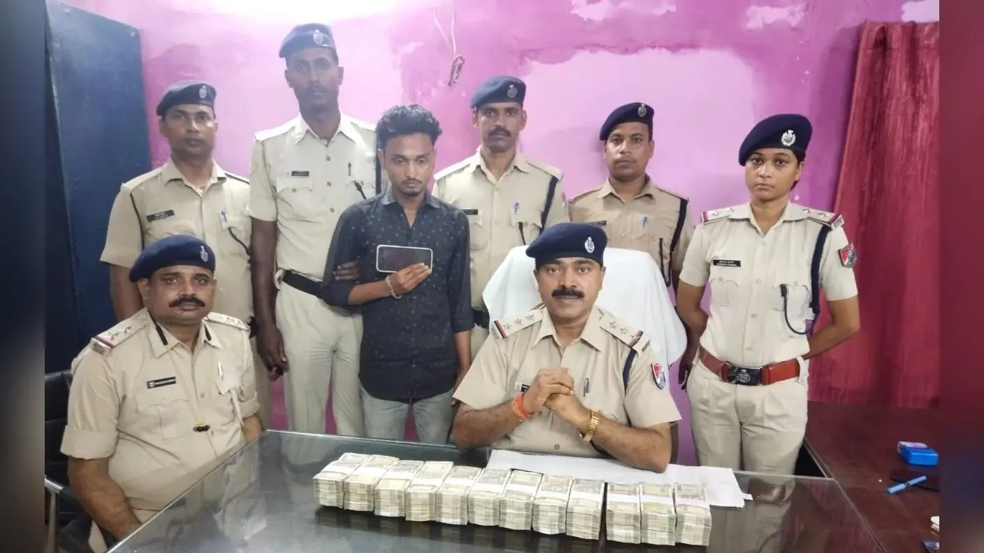 वैशाली एक्सप्रेस से 30 लाख रुपये जब्त, मोतिहारी का युवक गिरफ्तार, पढ़िए क्या है पूरा मामला