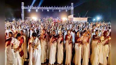 पटना के कलेक्ट्रेट घाट पर 501 महिलाओं ने चार भाषाओं में की भव्य गंगा महा आरती, देखें तस्वीरें
