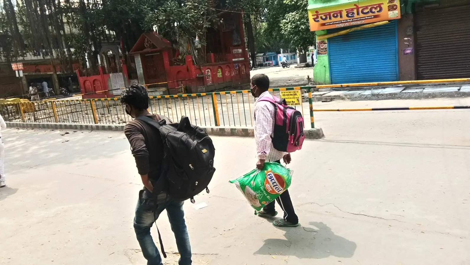 12 दिनों की पैदल यात्रा कर गाजियाबाद से पंजवारा चेकपोस्ट पहुंचा युवक