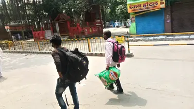 12 दिनों की पैदल यात्रा कर गाजियाबाद से पंजवारा चेकपोस्ट पहुंचा युवक
