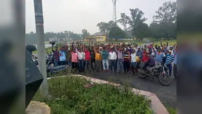 हजारीबाग : जमीन के बदले नौकरी की मांग पर फुसरी के रैयत विस्थापित मोर्चा का अनिश्चितकालीन खदान बंद