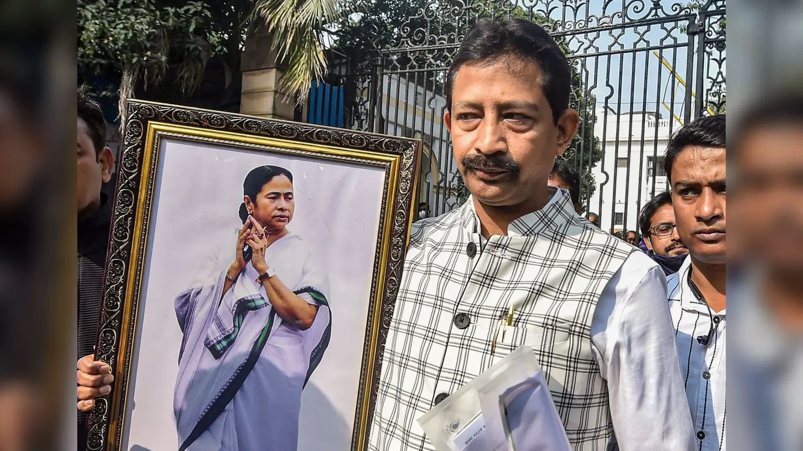 अमित शाह की यात्रा से पहले तृणमूल से सारे नाते तोड़ ममता की तस्वीर लिये निकले राजीव बनर्जी
