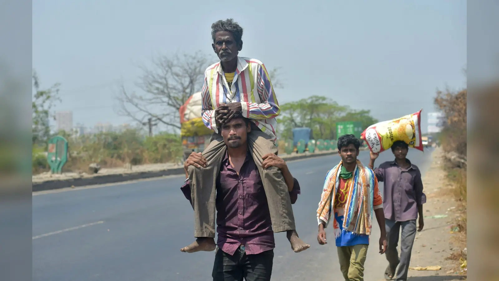 Coronavirus lockdown : भारत में 4 करोड़ प्रवासी मजदूर, अब तक 75 लाख लौट चुके हैं अपने घर