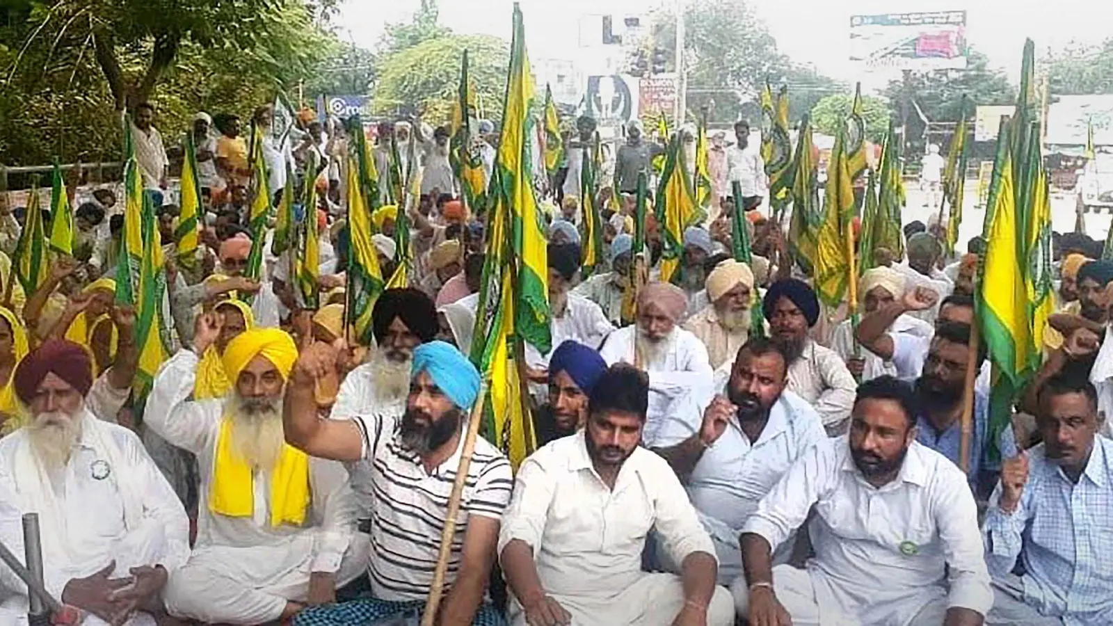 रोहतक में किसानों ने बनाया बीजेपी नेताओं को बंधक, वाहनों की निकाली हवा, राकेश टिकैट ने कही ये बात