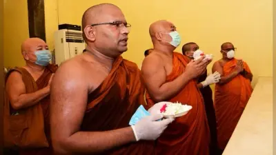 बोधगया पहुंचे सैकड़ों श्रद्धालु, सोशल डिस्टेन्सिंग के साथ बुद्ध को किया नमन, कोरोना से मुक्ति की प्रार्थना की