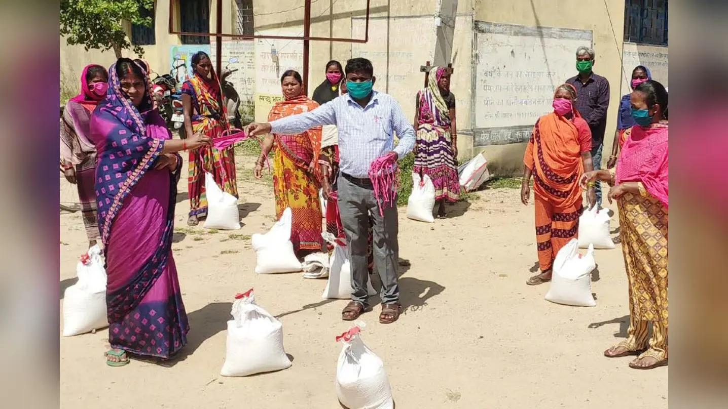 Coronavirus Outbreak: पलामू उपायुक्त की पहल पर प्रखंडों में मिलने लगा मास्क और सैनिटाइजर