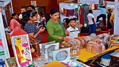 PHOTOS: त्योहारी सीजन को देखते हुए पटना के ज्ञान भवन में लगा मेला, 220 स्टॉलों पर उपलब्ध हैं कई अनोखे आइटम