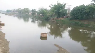 दूल्हा-दुल्हन को ले जा रही कार नदी में बही, ग्रामीणों ने बचाया
