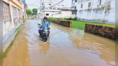 मुजफ्फपुर नगर निगम का मिशन-100 डे उड़ाही का दावा फेल, दो दिनों बाद भी मोहल्लों से नहीं निकला पानी
