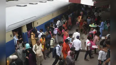 Photos: बिहार शिक्षक नियुक्ति परीक्षा खत्म होते ही रेलवे स्टेशनों पर उमड़ी भीड़, पैर रखने तक की जगह नहीं