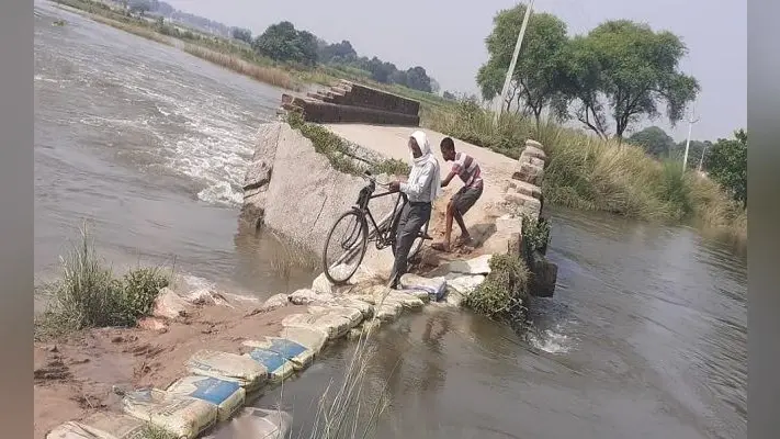पानी के तेज बहाव के कारण लकड़ा नदी पर बना पुल ध्वस्त, यहां समय रहते प्रशासन को चेतना जरूरी नहीं तो हो सकता है बड़ा हादसा…