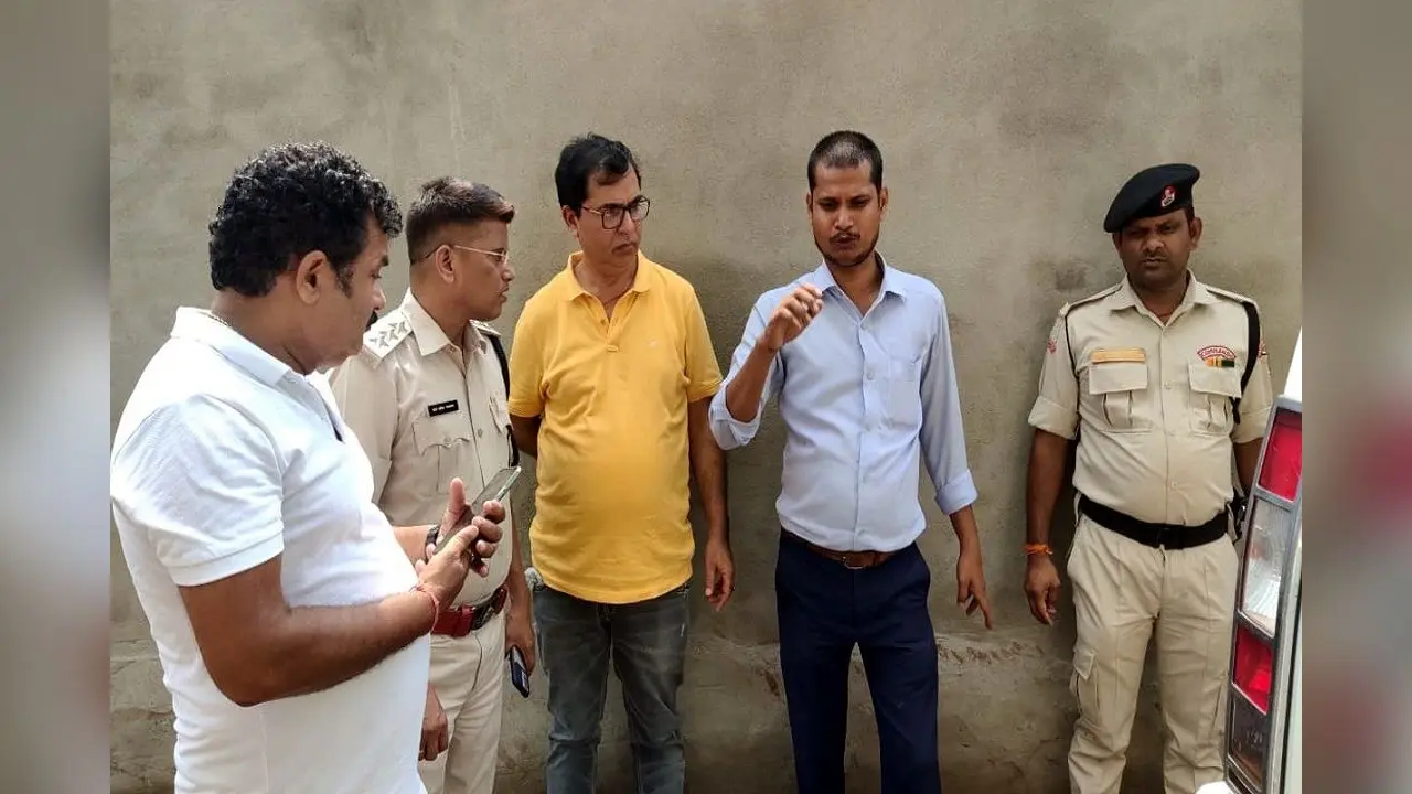 Bihar News: मुजफ्फरपुर में अपराधियों से भिड़ा कपड़ा शो रूम का स्टाफ, लूटने से बचाए 16 लाख रुपये
