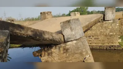 गुमला : मानसून की बारिश में ध्वस्त हो गया नाले पर बना पुल, अब स्टेशन जाना मुश्किल