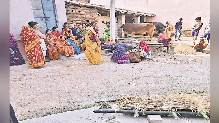 दहेज की मांग से परेशान विवाहिता के पिता ने कुएं में कूदकर दी जान, बेटी का घर बसाने खेत बेचकर दामाद को दी थी मोटरसाइकिल