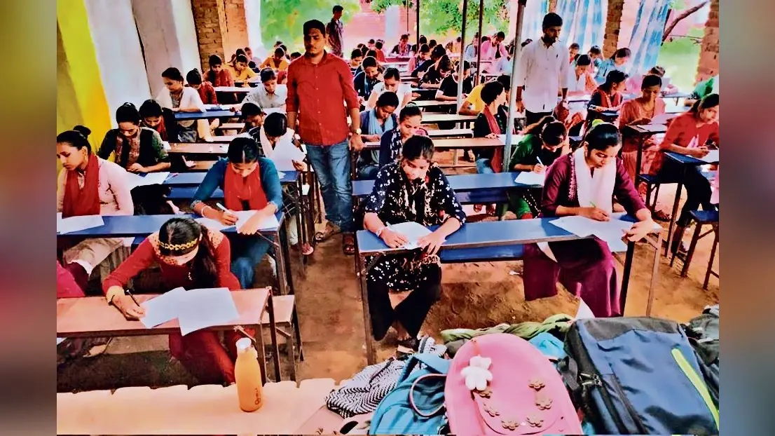 नवादा में सिपाही भर्ती परीक्षा के दौरान पकड़े गये 10 नकलची, ‘मुन्नाभाई’ स्टाइल में नकल करते 3 गिरफ्तार