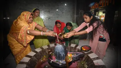 Photos: सावन की चौथी सोमवारी पर हर-हर महादेव से गूंजे पटना के शिवालय, दिन भर चलता रहा जलाभिषेक
