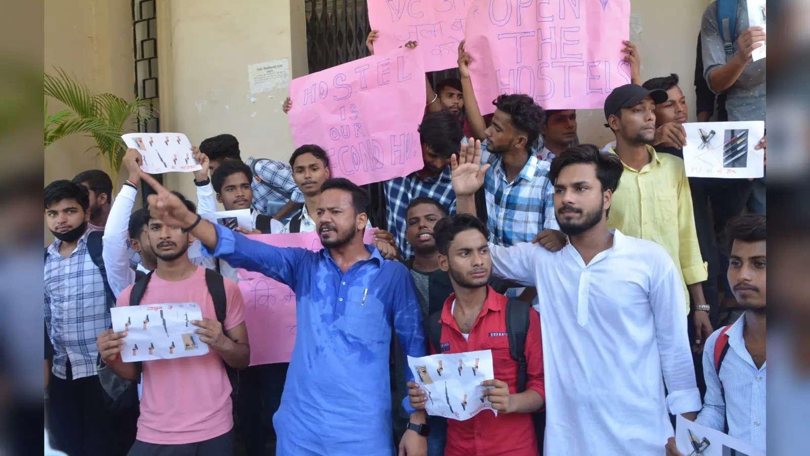 पटना यूनिवर्सिटी में छात्रों ने हॉस्टल खुलवाने को लेकर किया बवाल, विरोध में विवि गेट पर लगाया ताला