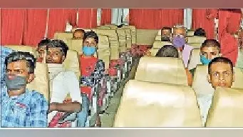 नहीं हुआ नियम का पालन, कुछ ने मास्क पहना, तो कई ऐसे ही बस पर हुए सवार