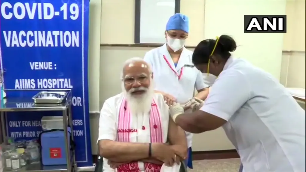 Corona Vaccine: पीएम मोदी ने लगवाई कोरोना वैक्सीन, बांह में सुई और चेहरे पर मुस्कान, खूब वायरल हो रही ये तस्वीर