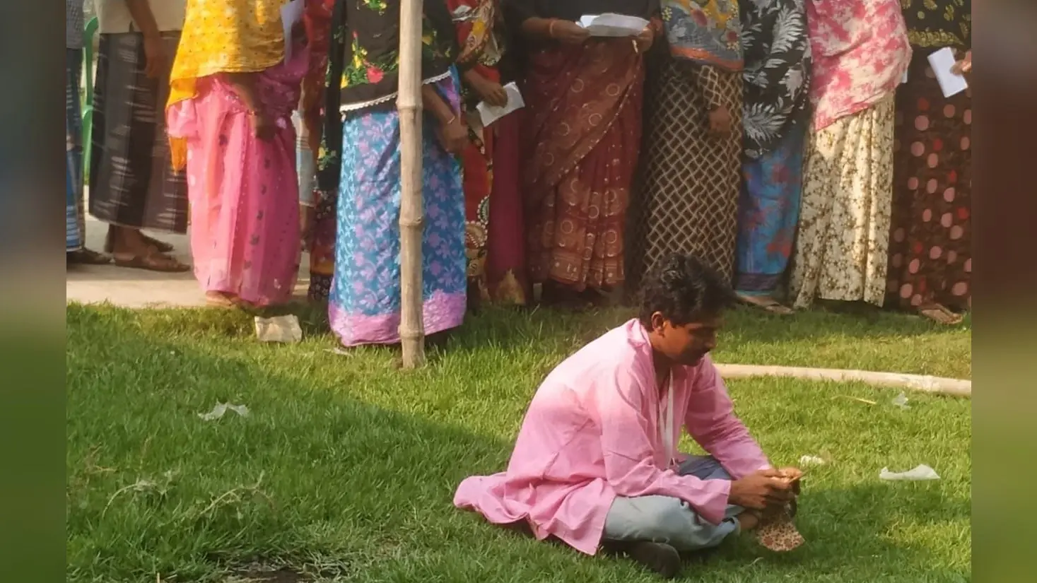 मगराहाट में धरना पर बैठे आईएसएफ प्रत्याशी, टीएमसी पर लगाया चुनाव में गड़बड़ी का आरोप