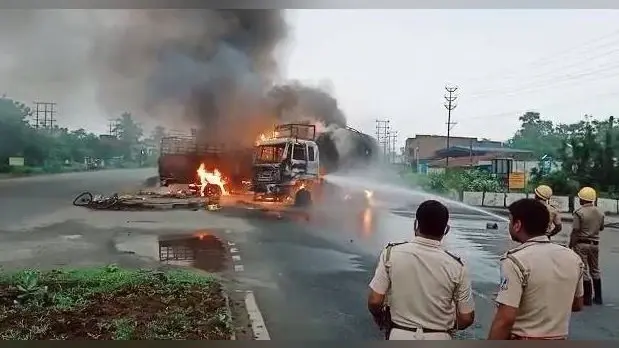तेल टैंकर से टाटा 407 की भीषण टक्कर, आग में झुलसकर ड्राइवर ने तोड़ा दम, दो राहगीरों की भी मौत