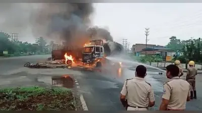 तेल टैंकर से टाटा 407 की भीषण टक्कर, आग में झुलसकर ड्राइवर ने तोड़ा दम, दो राहगीरों की भी मौत