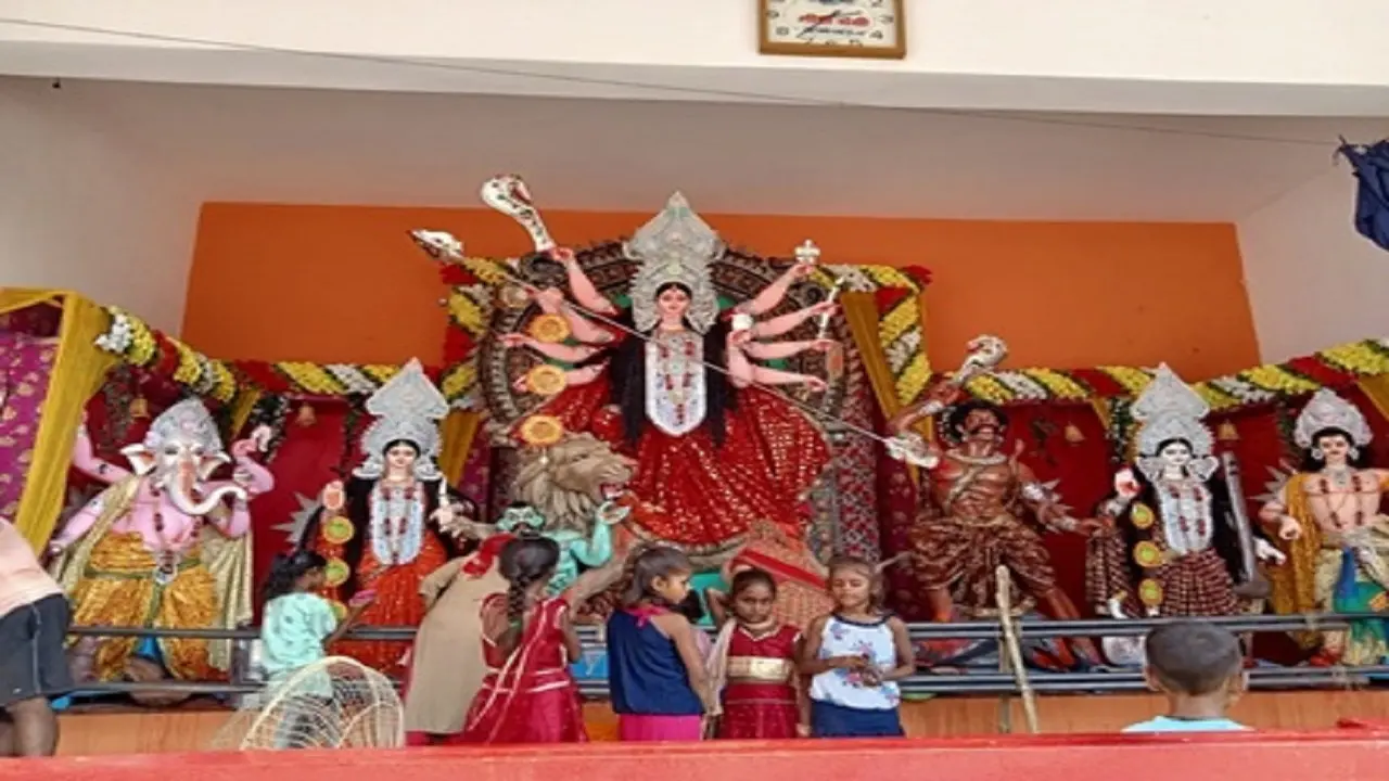 Durga puja: भक्ति व उल्लास में डूबा भागलपुर महाअष्टमी पर मां को खोइचा भरने महिलाओं की उमड़ी भीड़