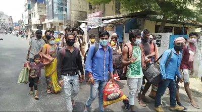 ना भोजन मिला न मिली गाड़ी, गुस्साये मजदूरों ने हंगामा किया और पैदल अपने घर चल पड़े