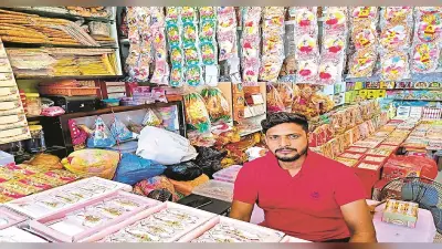 रंग-बिरंगी राखियों से सजा दरभंगा का बाजार, सोने-चांदी की भी राखी उपलब्ध