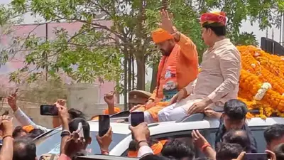 ब्रज के जाबरा में हुरंगों पर हुरियारिनों ने बरसाईं प्रेम की लाठियां, बरसाने में हुरियारिन संग नाचे हुरियारे