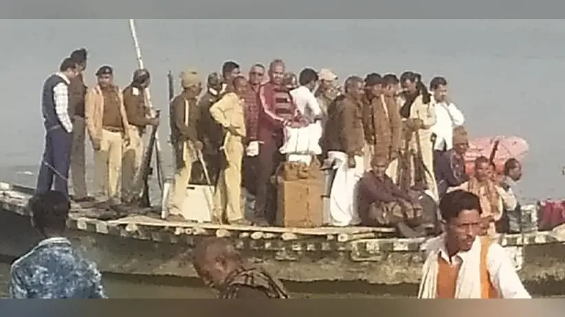 बिहार पंचायत चुनाव : बुधवार की सुबह से होगा 8वें चरण का मतदान, बूथों के लिए रवाना हुए मतदानकर्मी