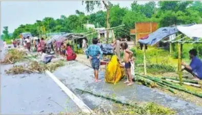 लकड़ीनबीगंज की सभी पंचायतें बाढ़ की चपेट में, बांध पर रह रहे लोग