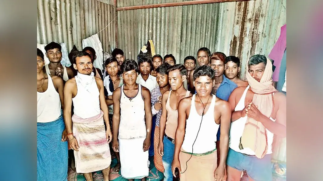 कोरोना से जंग : सैनिटाइजर और मास्क गांव-कस्बों की बड़ी आबादी से दूर, पत्तों से बनाया मास्क, चूल्हे की राख से सैनिटाइज कर रहे हाथ