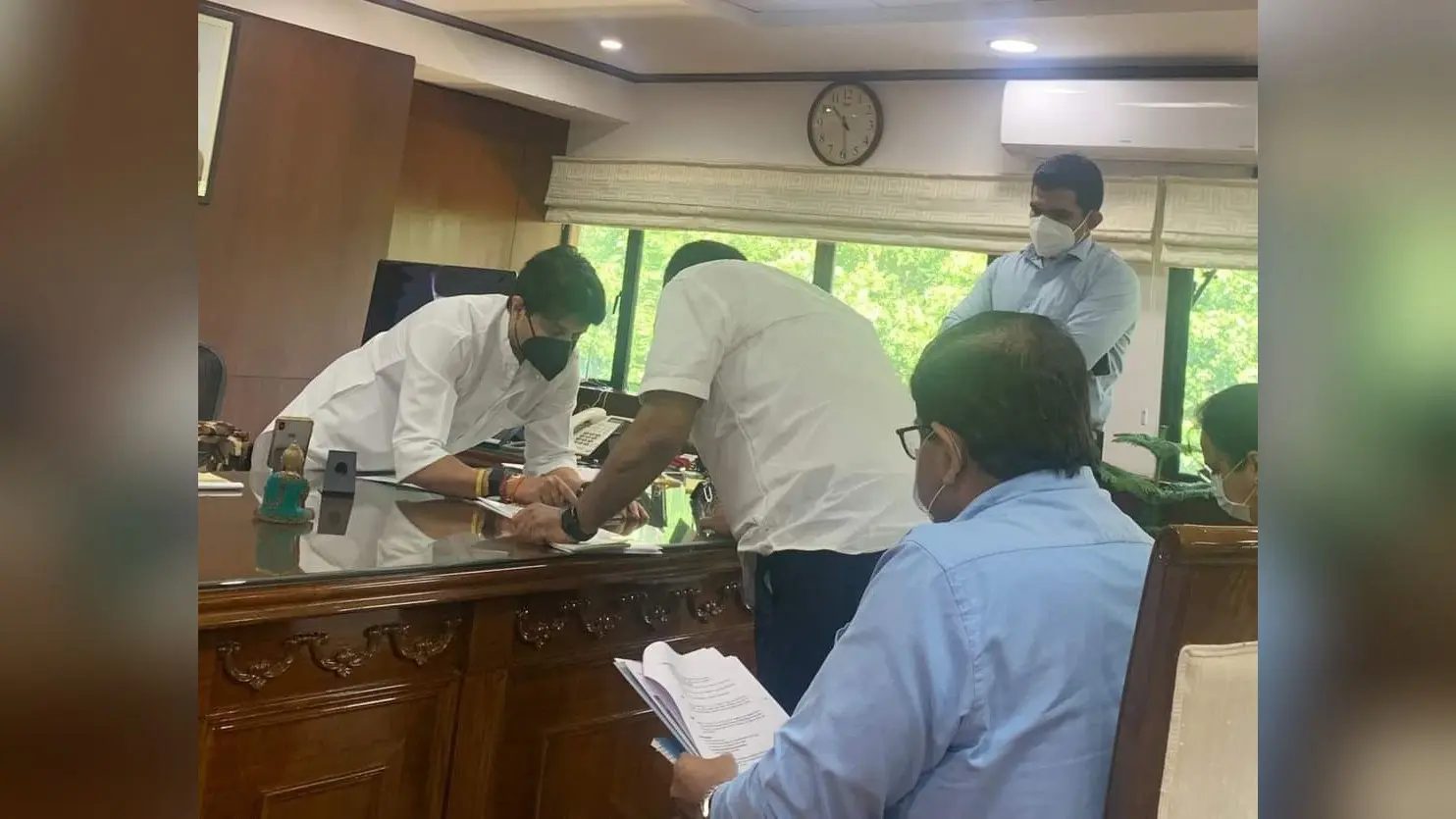 दरभंगा को मिला बड़ा उपहार, एयरपोर्ट के पास खुलेगा एविएशन सर्विस इंस्टीट्यूट, ज्योतिरादित्य से मिले संजय