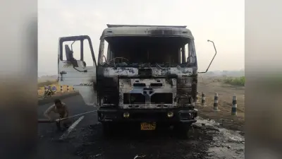 चतरा में नक्सलियों का तांडव, टीएसपीसी उग्रवादियों ने टंडवा में कोयला लदे दो वाहनों को फूंका