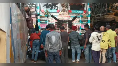 पटना के मनेर में बड़ा हादसा, ओवरटेक के चक्कर में ट्रक के नीचे घुसी बाइक, जानें कैसे बची जान