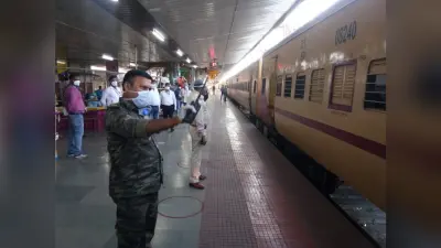 कोरोना पॉजिटिव यात्री का सपरिवार टिकट हुआ कंफर्म, जंक्शन के प्रवेश द्वार पर चला पता तो मचा हड़कंप