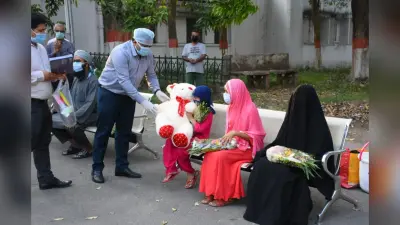 बोकारो के चार मरीजों ने कोरोना से जीती जंग, ताली बजाकर किया गया स्वागत